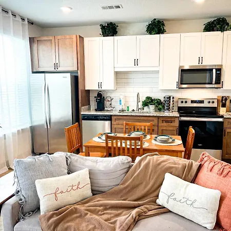 Upscale Condo Full Kitchen Balcony Rooftop Pool